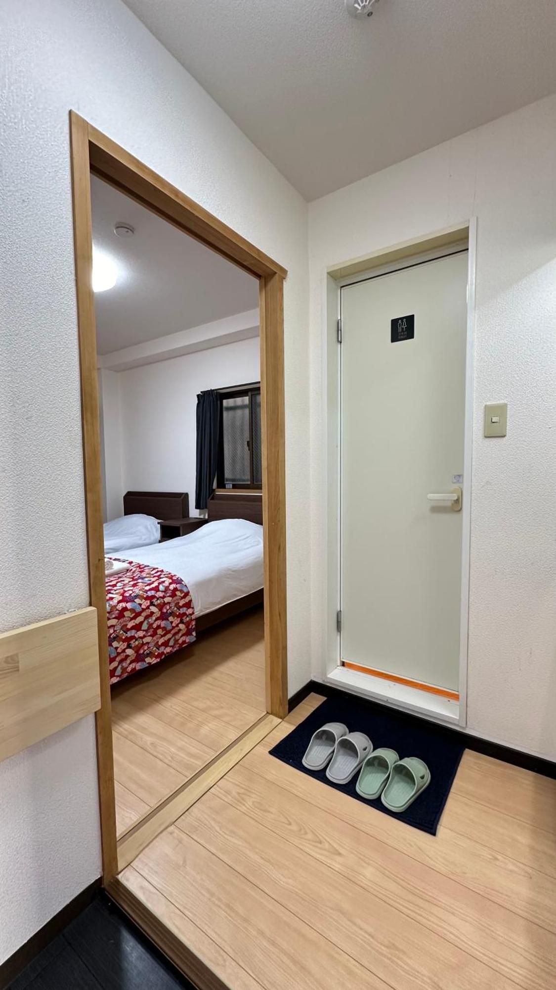 101号室花園町駅と萩之茶屋駅各徒歩2分ベット2台専用バスルーム付きな格安民泊 アパート *