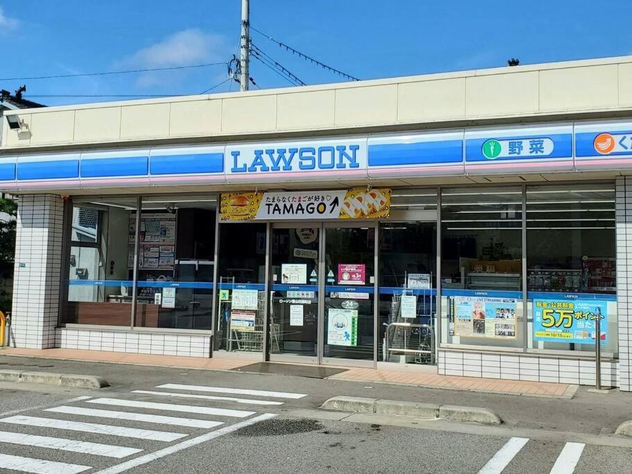 101号室花園町駅と萩之茶屋駅各徒歩2分ベット2台専用バスルーム付きな格安民泊 อพาร์ทเม้น โอซาก้า
